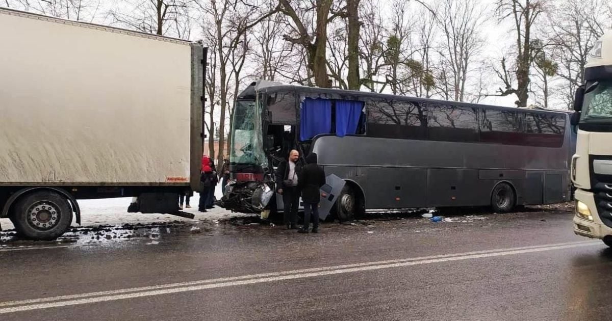 Під Вінницею сталася масова аварія: зіткнулися дві вантажівки, автобус та чотири легковики