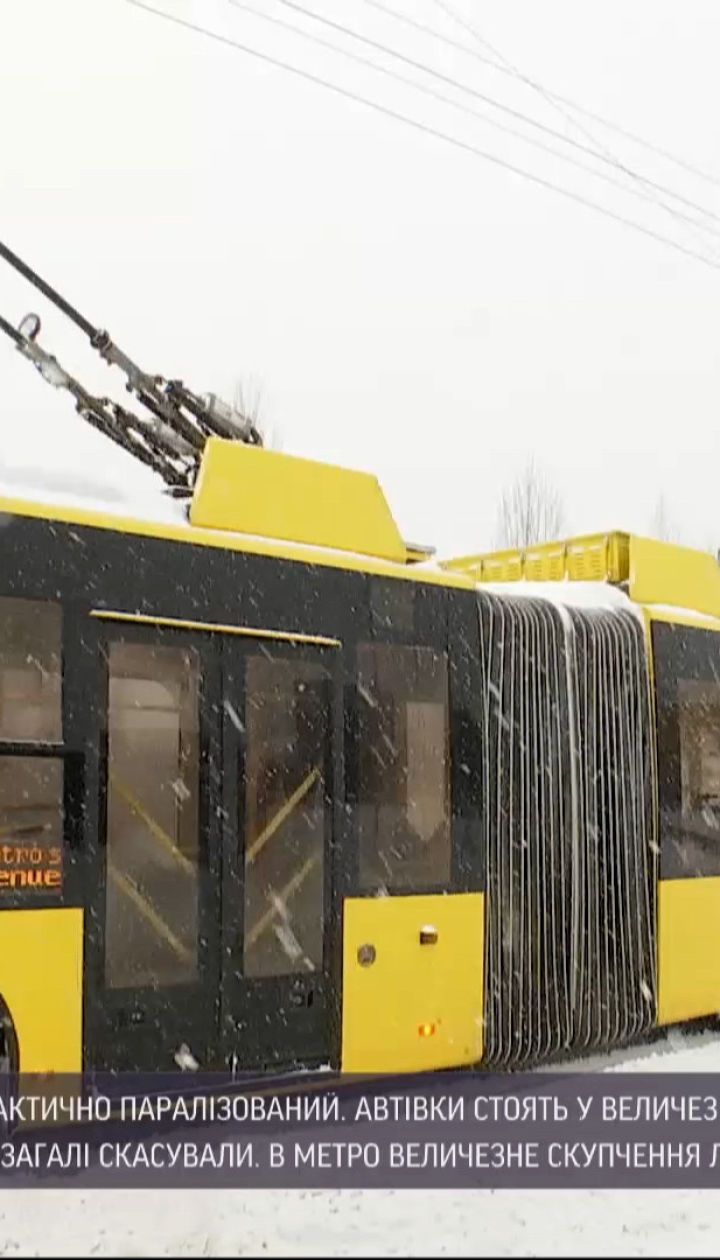 Новости Украины: в Киеве из-за непогоды общественный транспорт курсирует без соблюдения графика