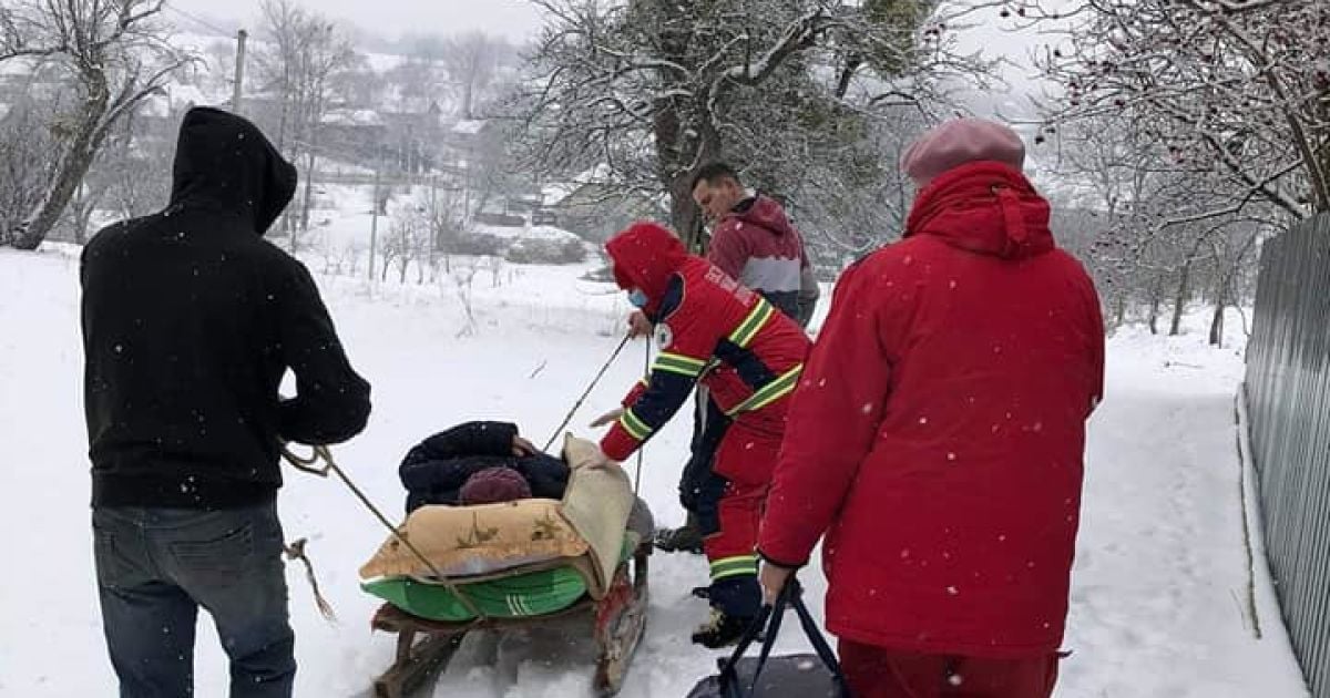 У Львівській області хвору з інфарктом жінку медики транспортували на санях: фото