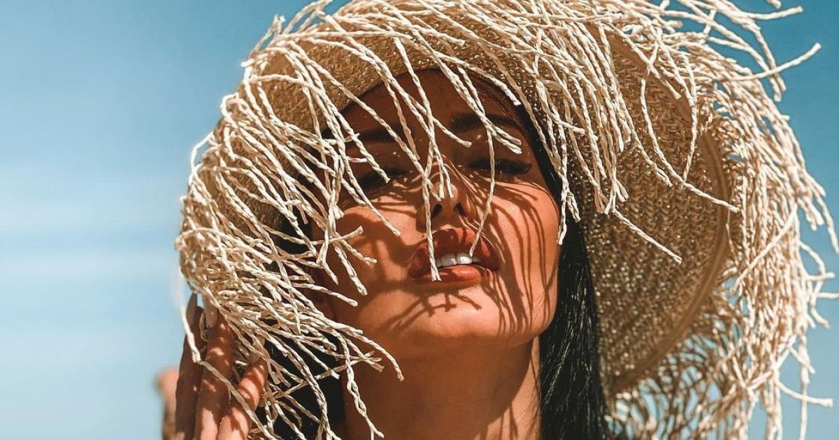 У леопардовому бікіні і стильному капелюсі: Анна Добриднєва на єгипетському пляжі