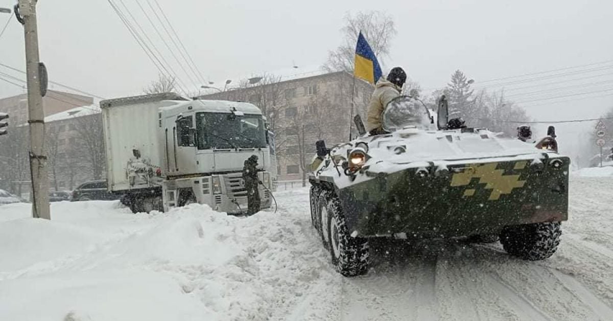У Рівному вивели на вулиці військову техніку, щоб витягувати із заметів машини
