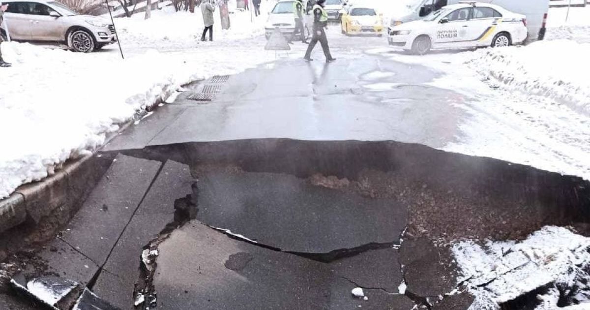 У Києві провалився асфальт на дорозі через аварію на колекторі: фото