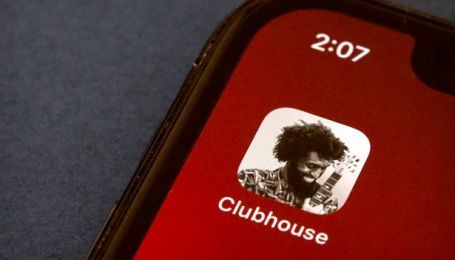 Соцсеть Clubhouse: в чем преимущества и чем уже оскандалилась