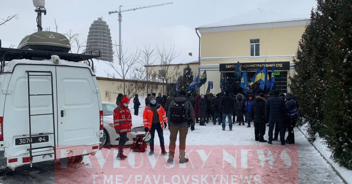 У Києві під ОАСК протестують проти перейменування проспекту Степана Бандери (фото, відео)