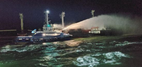 В Черном море недалеко от Очакова вспыхнуло судно, загруженное зерном: фото