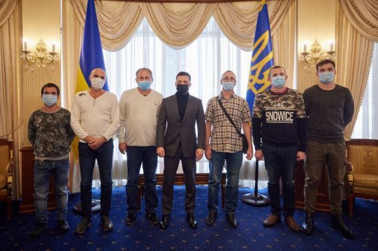 Украинские моряки, захваченные пиратами в Гвинейском заливе, вернулись домой: фото