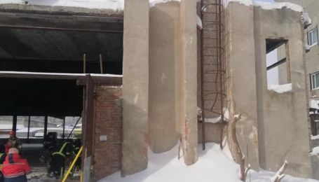 У Львові обвалився дах прибудови: під завалами знайшли тіло людини (фото)