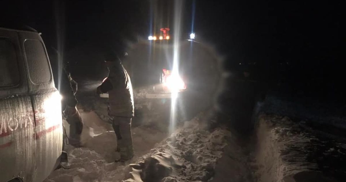 Різке погіршення ситуації та численні ДТП: що відбувається на дорогах України через негоду