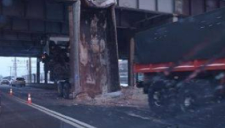 В Киеве самосвал повис на мосту: фото, видео