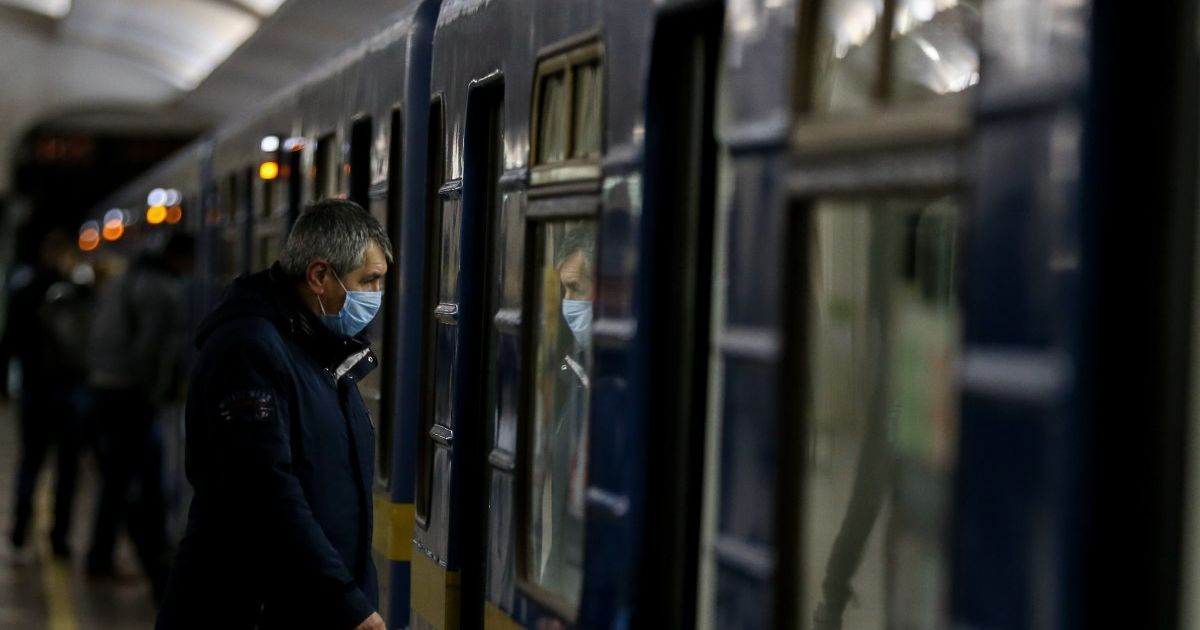 В Киеве полиция не пропускала в метро медиков, которые показывали спецпропуска на телефонах