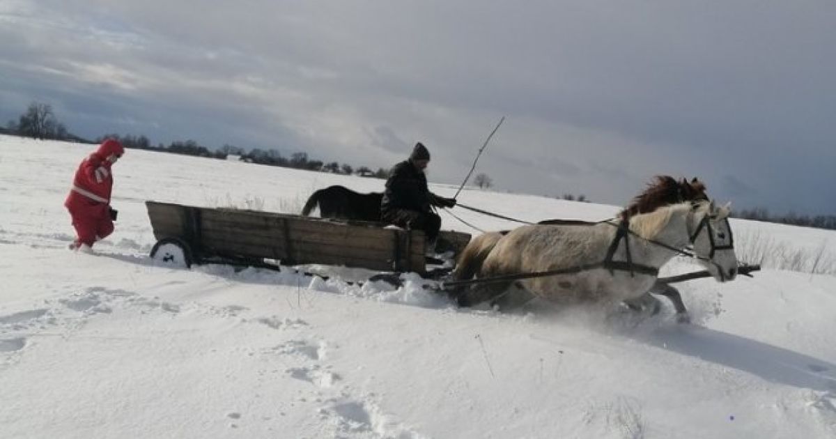 Под Житомиром из-за сугробов больного ребенка везли в больницу повозкой