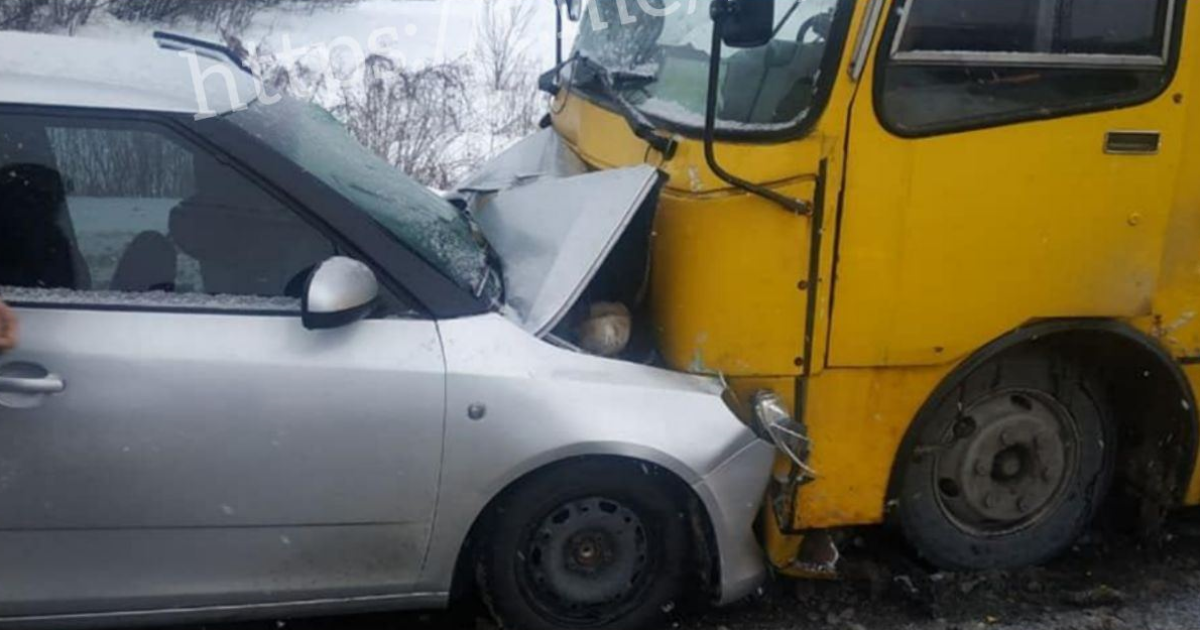 Під Києвом Skoda влетіла у маршрутку: є постраждалі