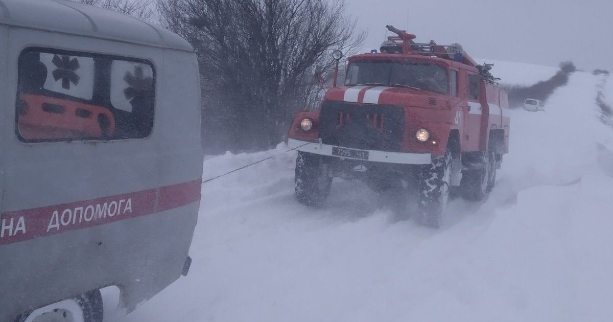 У Львівській області лікар швидкої діставався на виклик пожежним автомобілем: фото