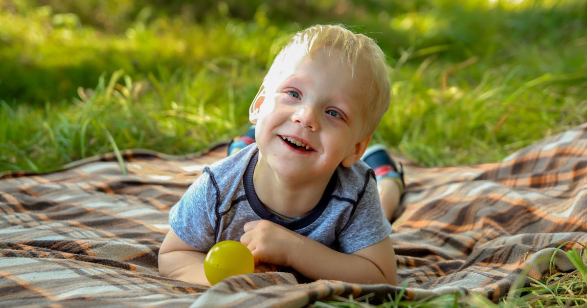 Тяжелые роды у мамы Вани очень повлияли на его здоровье, и теперь ему нужна реабилитация