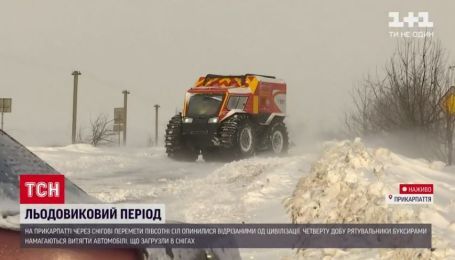 Спасатели доставили в больницу из отрезанного ненастьем села на Прикарпатье мужчину с инсультом