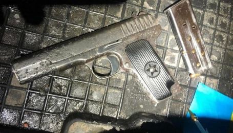 У Києві на Кловському узвозі зупинили автомобіль зі зброєю