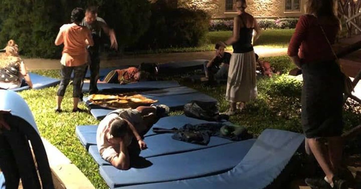 "Ми спали на вулиці": застряглі на Занзібарі українці розповіли, як три дні чекали на рейс додому