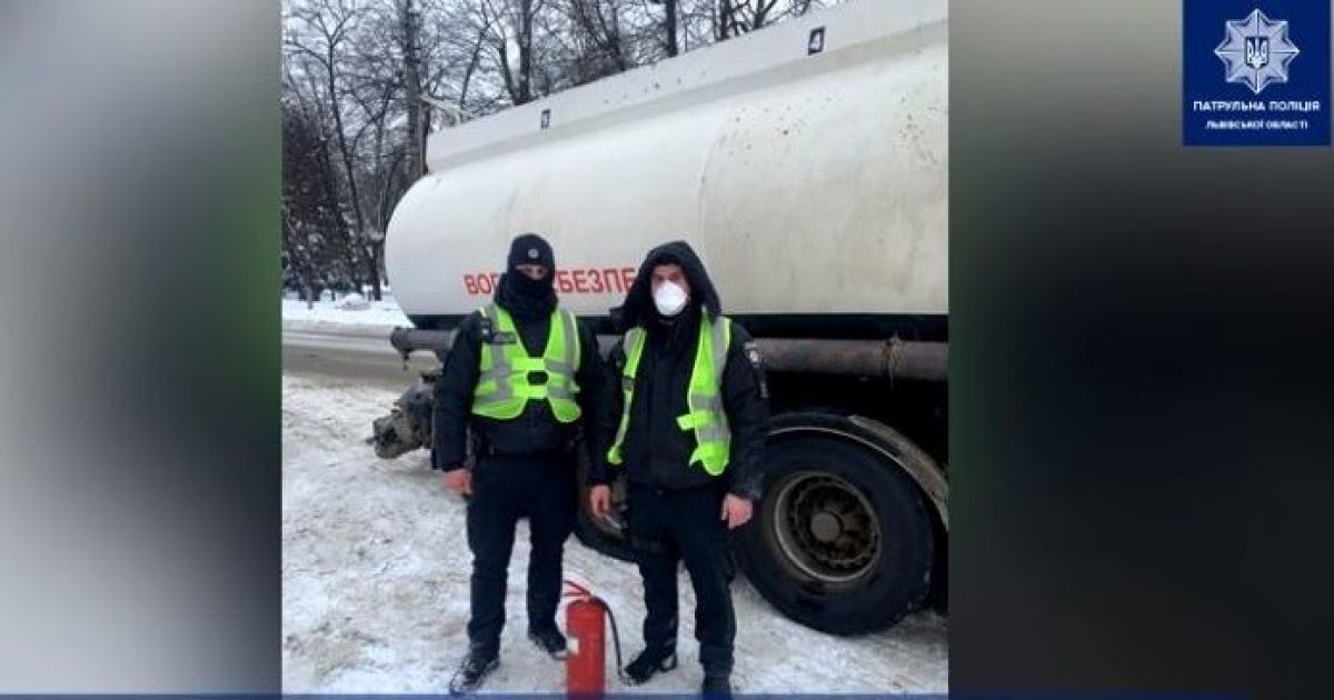 Во Львовской области посреди города у тягача с цистерной бензина взорвалось и загорелось колесо: видео