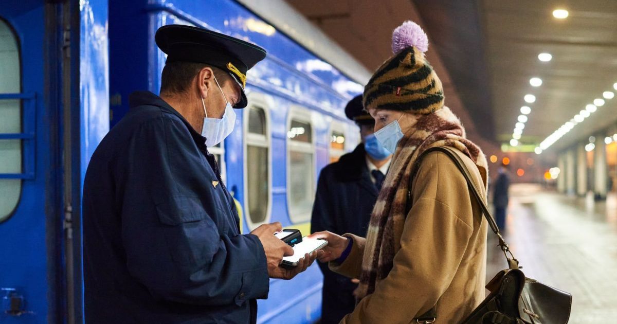 "Укрзалізниця" призупиняє продаж квитків до Чернівецької і Житомирської областей