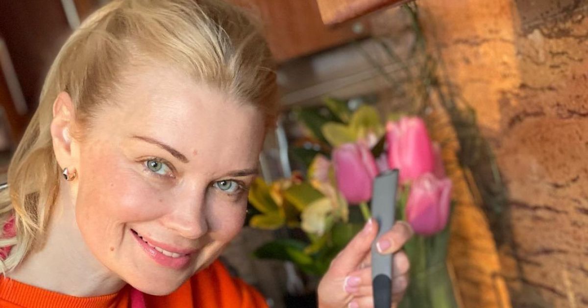 В мандариновом свитшоте и фартуке: Лидия Таран показала, как готовила узвар на кухне