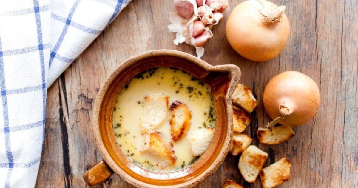 Чешский чесночный суп, который согреет зимним вечером