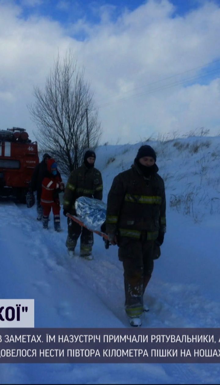 Новини України: у Львівській області рятувальники півтора кілометра несли пацієнтку на ношах