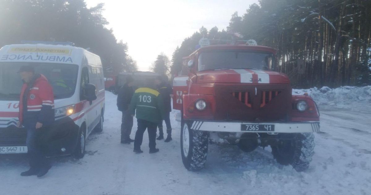 Пішки крізь замети: рятувальники півтора кілометра несли важку пацієнтку на ношах до "швидкої"