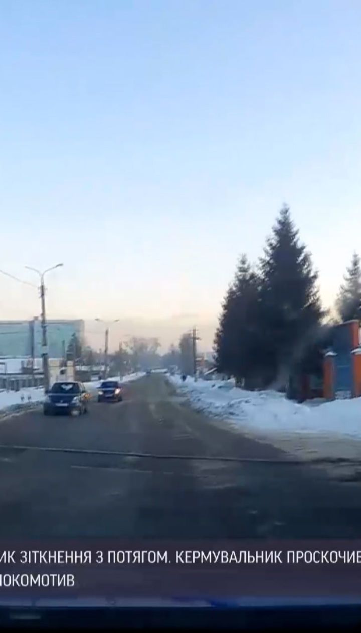 Новости Украины: в Сумах поезд едва не сбил внедорожник на глазах у патрульных