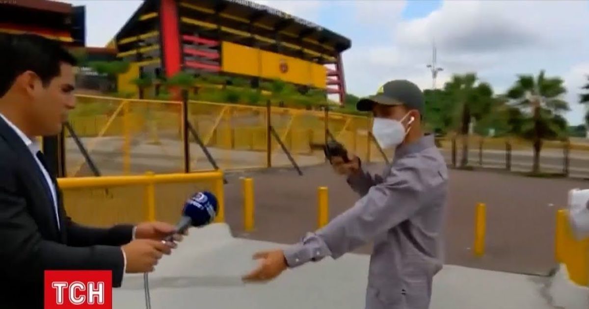 Погрожуючи пістолетом: в Еквадорі спортивних журналістів пограбували просто в прямому ефірі
