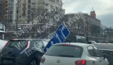 Висел на одном креплении и крутился: в центре Киева дорожный знак упал на дорогу и повредил две машины