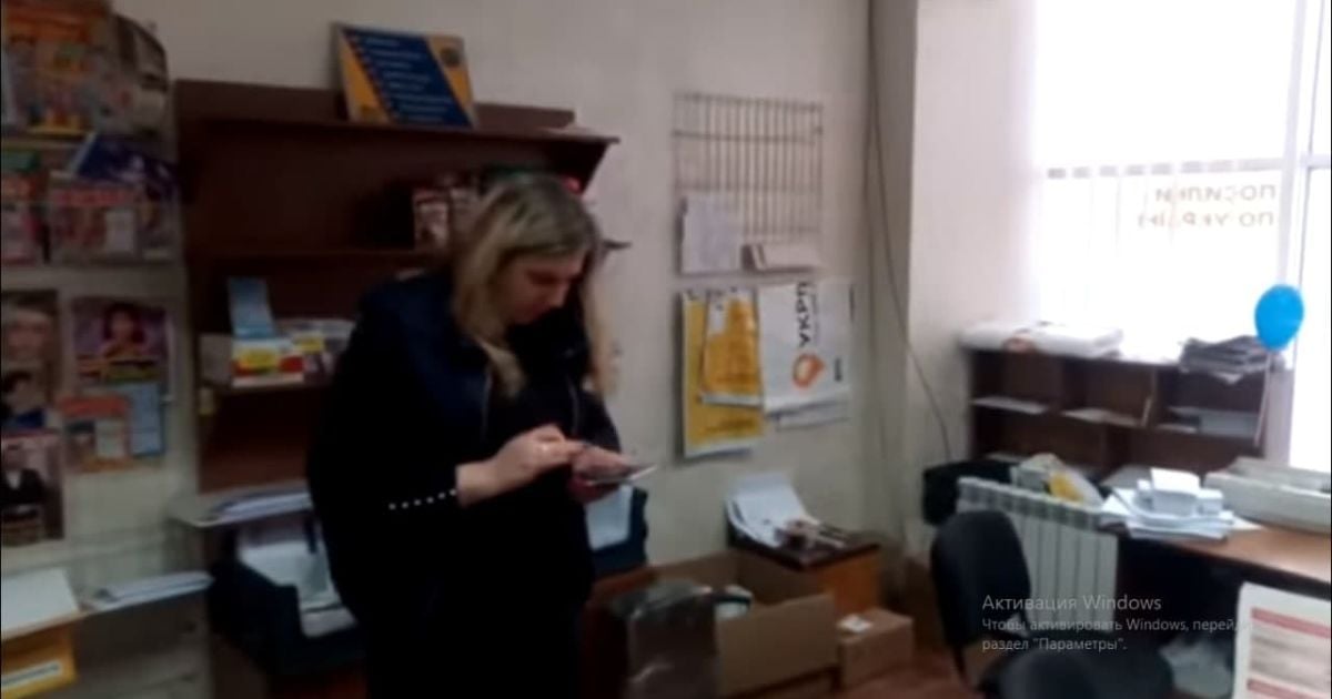 "Забула" українську та маску: гучний скандал на "Укрпошті" закінчився звільненням (відео)