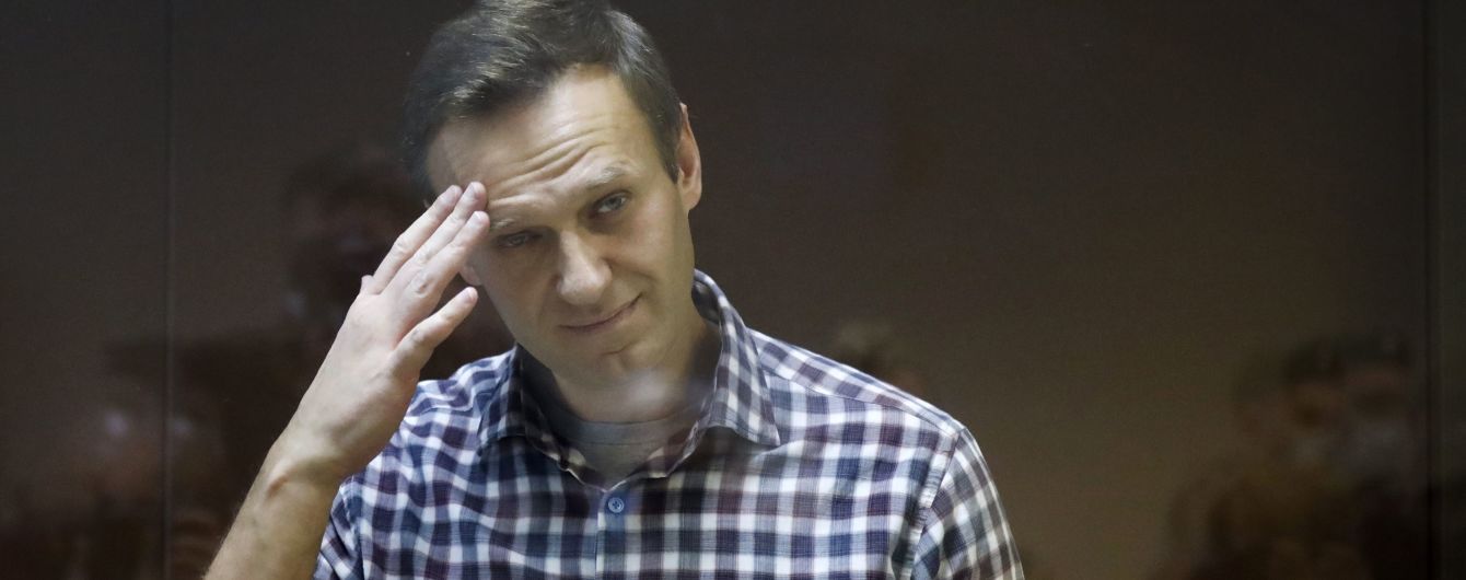 Суд Москвы оставил приговор Навальному почти без изменений: оппозиционера отправляют в колонию на 2,5 года