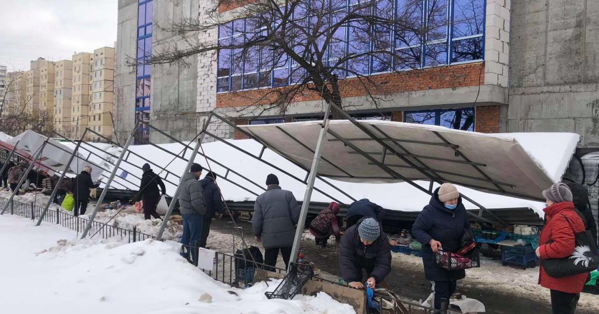 У Києві на стихійному ринку обвалився навіс та накрив торговців
