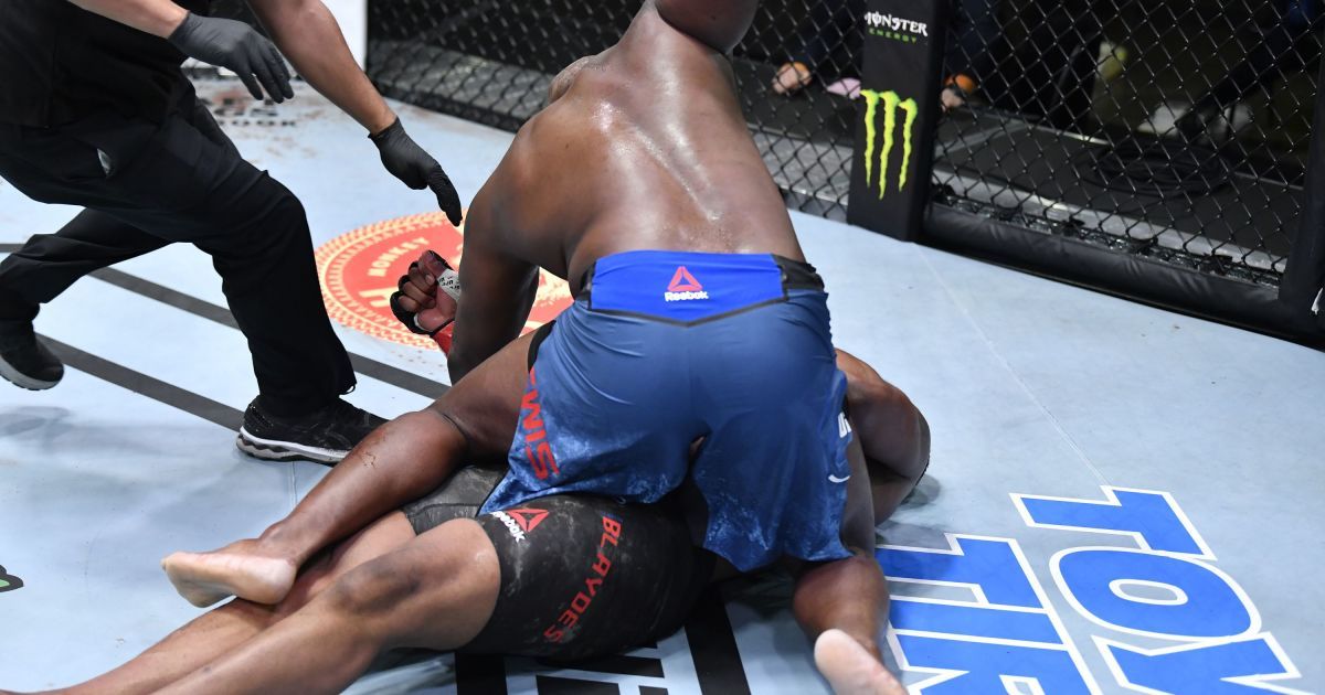 "Чорний звір" у дії: боєць UFC нокаутував суперника і повторив неймовірний рекорд (відео)