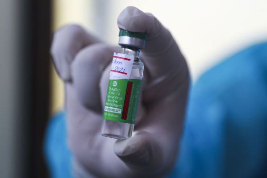 Вакцину Covishield, яка прямує до України, не можна застосовувати: експерт назвав причину