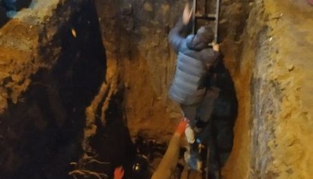 "Автопилота нет": в Сети распространили саркастическое видео момента падения одессита в глубокую яму