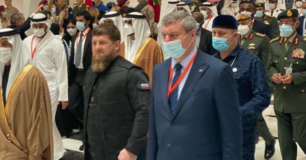 "Гостей разместили в алфавитном порядке": Уруский объяснил, как оказался на фото рядом с Кадыровым