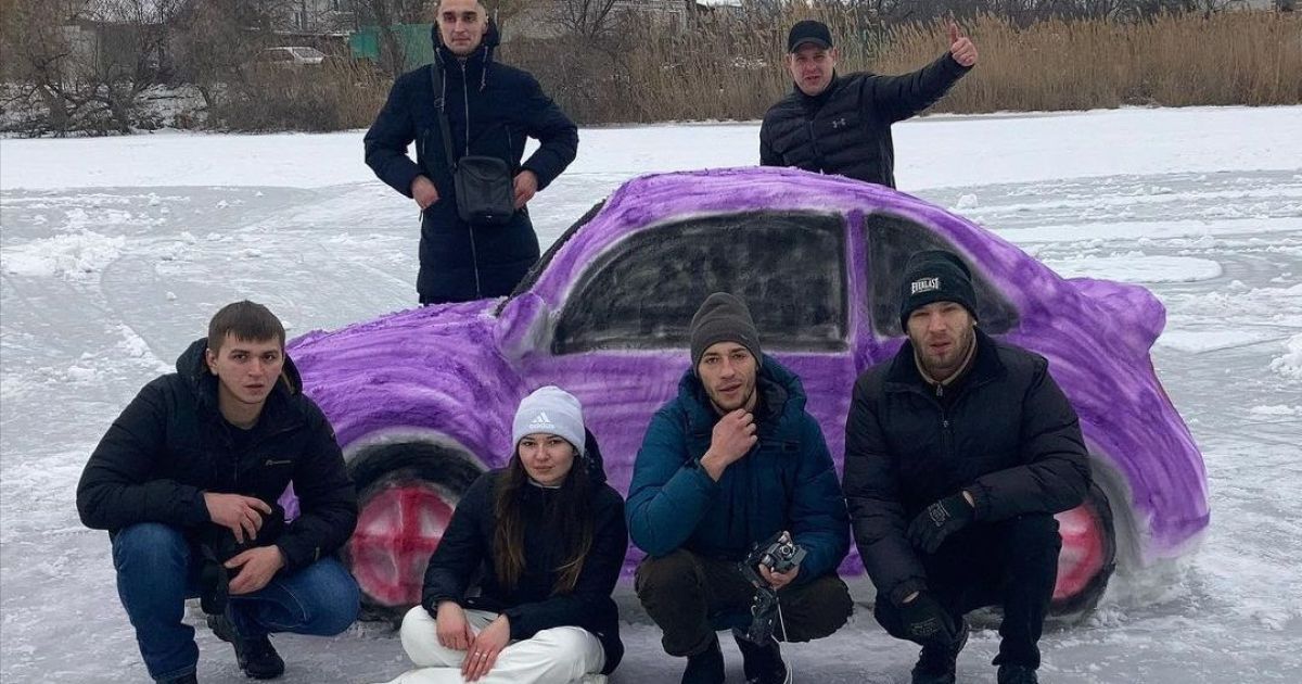 У Дніпрі група ентузіастів зробила зі снігу автомобіль Volkswagen Beetle (фото, відео)