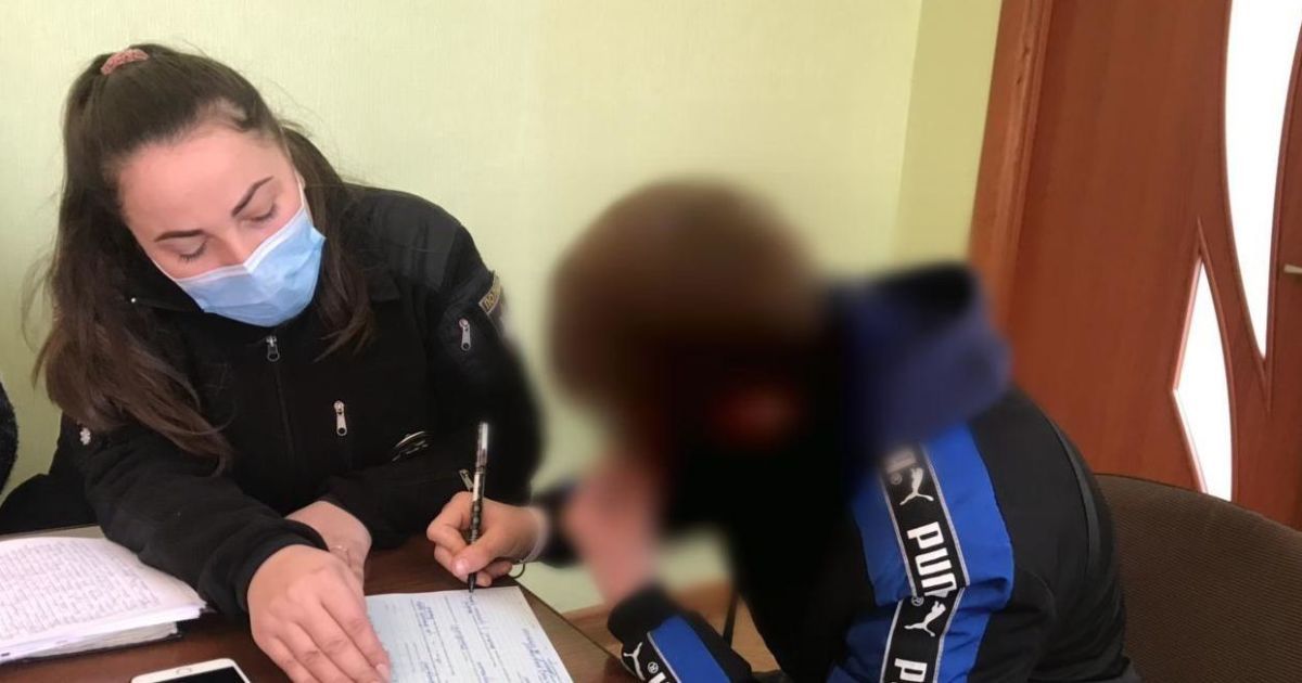 Зацькував сироту і відібрав телефон: у Херсоні вчителі поскаржилися на підлітка-булера (фото)