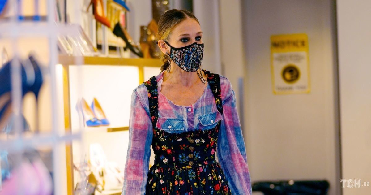 В гольфах от Gucci и ярких туфлях: Сара Джессика Паркер пришла в свой магазин