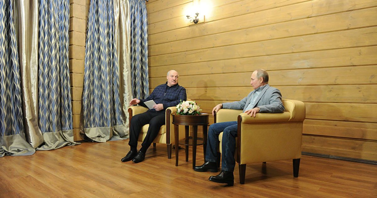 Конспектував схвальні оди Путіна: у Мережі показали, як Лукашенко на зустрічі уважно слухав главу Кремля