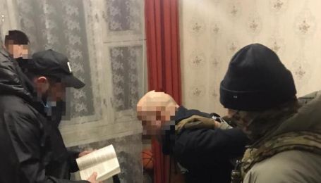 Работник ГФС передавал секретные данные боевикам ОРДО: на террористов работала его жена