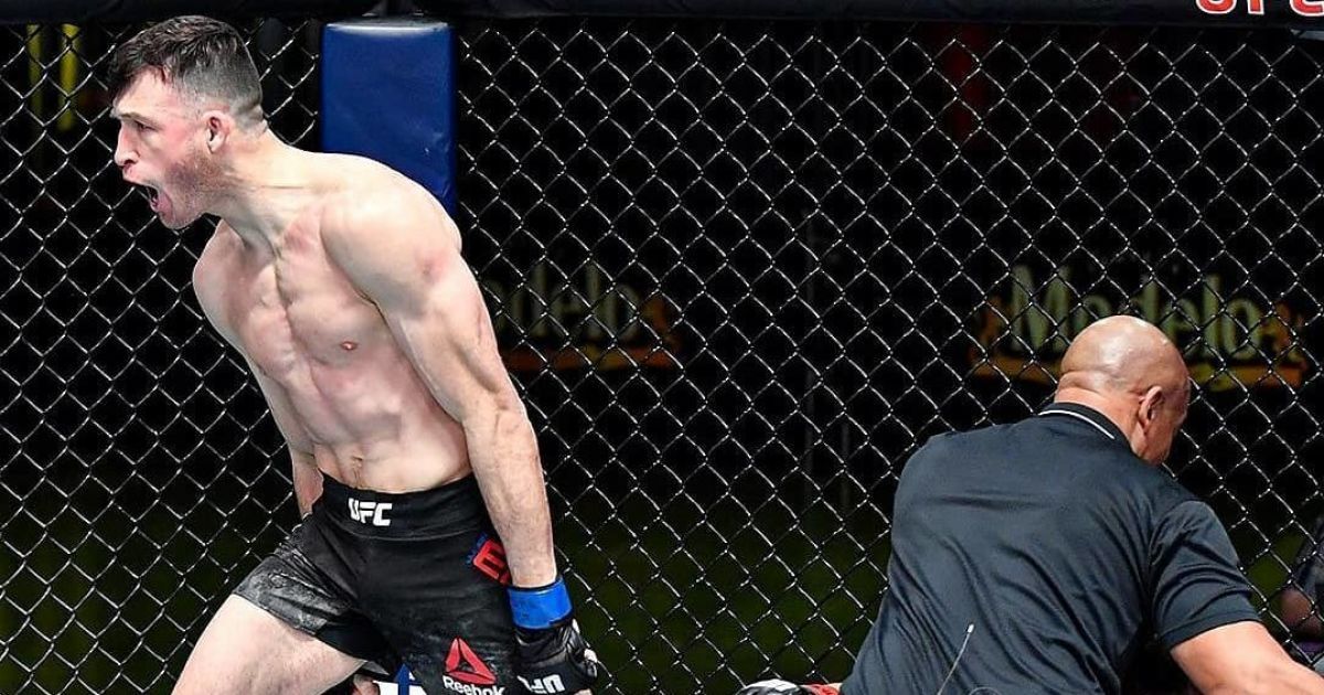 Коліном у польоті: боєць UFC за хвилину "вирубив" суперника моторошним ударом (відео)