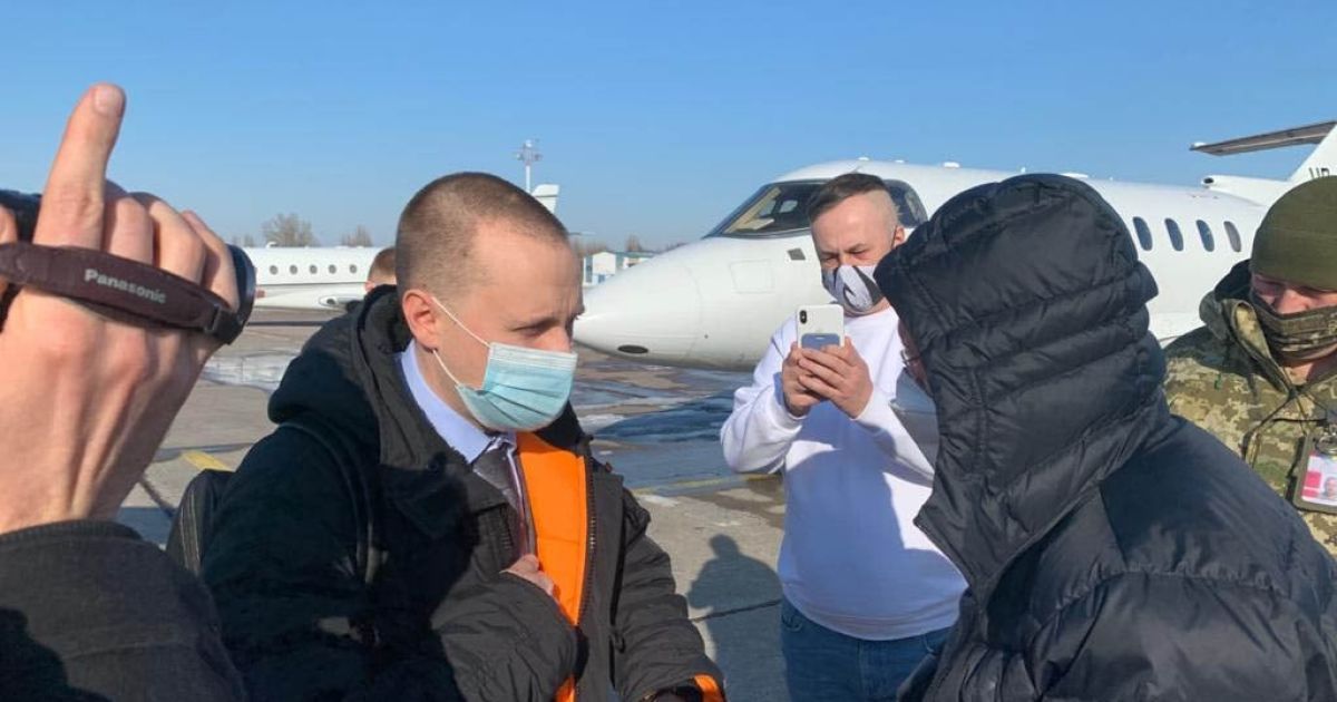 Развернули самолет и объявили подозрение: детективы НАБУ задержали фигуранта дела "ПриватБанка"