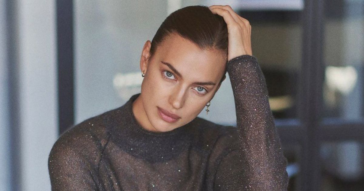Мокра Ірина Шейк у самому рушнику спокусливо позувала у ванній