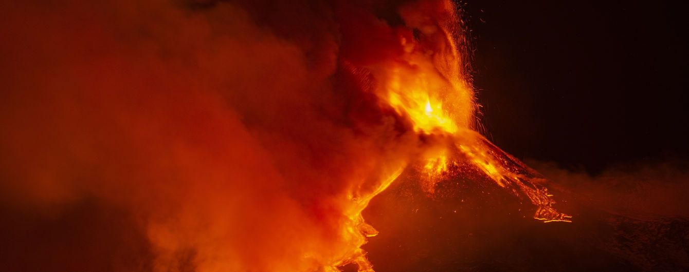 Хмари попелу та тонни лави: на Сицилії вже вчетверте за тиждень відбулося виверження вулкана Етна