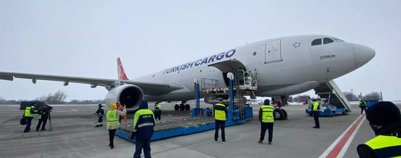 Вакцина от коронавируса уже в Украине: в "Борисполь" прибыла первая партия препарата Covishield
