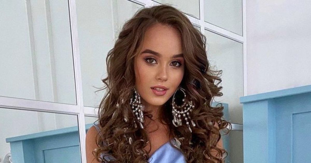 В белой блузке и с голубем на голове: участница шоу "Холостяк" в новой фотосессии