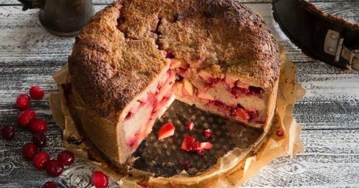 Північна шарлотка з житнього хліба з брусницею і яблуками