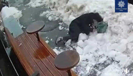 Появилось видео, как в центре Киева на женщину упала глыба льда с крыши дома